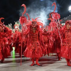 Miembros de la escuela de samba Beija Flor actúan durante el desfile de Carnaval de Río en el Sambódromo Marqués de Sapucai en Río de Janeiro, Brasil. | Foto:CARL DE SOUZA / AFP