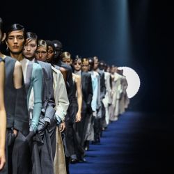 Modelos presentan creaciones para Fendi durante las colecciones Mujer y Hombre Otoño-Invierno 2023-2024 en el marco de la Semana de la Moda de Milán. | Foto:MIGUEL MEDINA / AFP