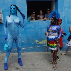 Personas disfrazados participan en la "Juerga de Papangus" durante el Carnaval 2023, en Bezerros, Pernambuco, Brasil. | Foto:Xinhua/Lucio Tavora