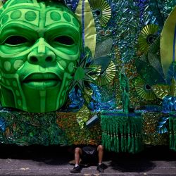 Un miembro de la escuela de samba Imperio Serrano hace arreglos de última hora en la zona de concentración antes de la noche de desfiles de carnaval en el Sambódromo Marques de Sapucai en Río de Janeiro, Brasil. | Foto:MAURO PIMENTEL / AFP