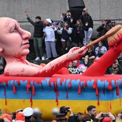 Una carroza de carnaval en la que aparece el presidente de Rusia, Vladímir Putin, dándose un baño de sangre en una bañera azul amarillenta aparece durante un desfile de carnaval callejero del Lunes Rosa en Düsseldorf, oeste de Alemania. | Foto:INA FASSBENDER / AFP