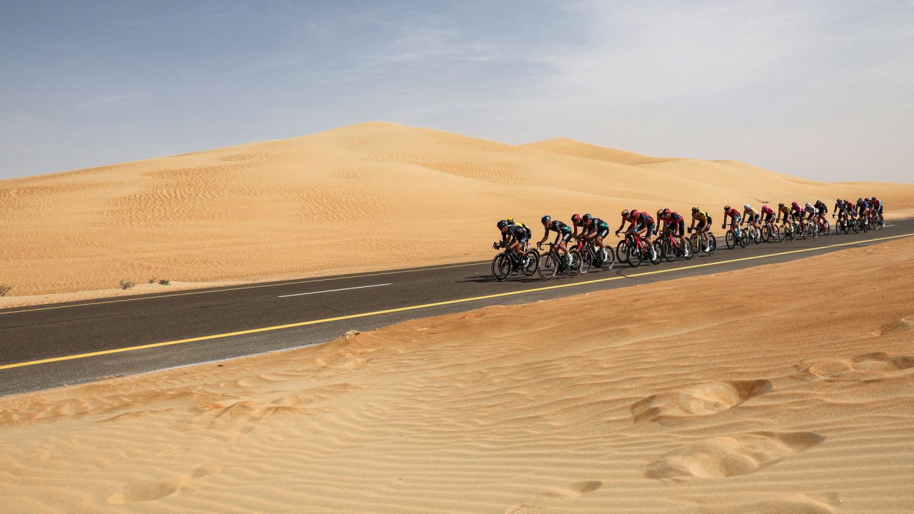 El pelotón marcha durante la primera etapa de la vuelta ciclista a los EAU desde el castillo de al-Dhafra hasta la calle Qassar al-Mighayra en al-Mirfa, en el emirato de Abu Dhabi. | Foto:GIUSEPPE CACACE / AFP