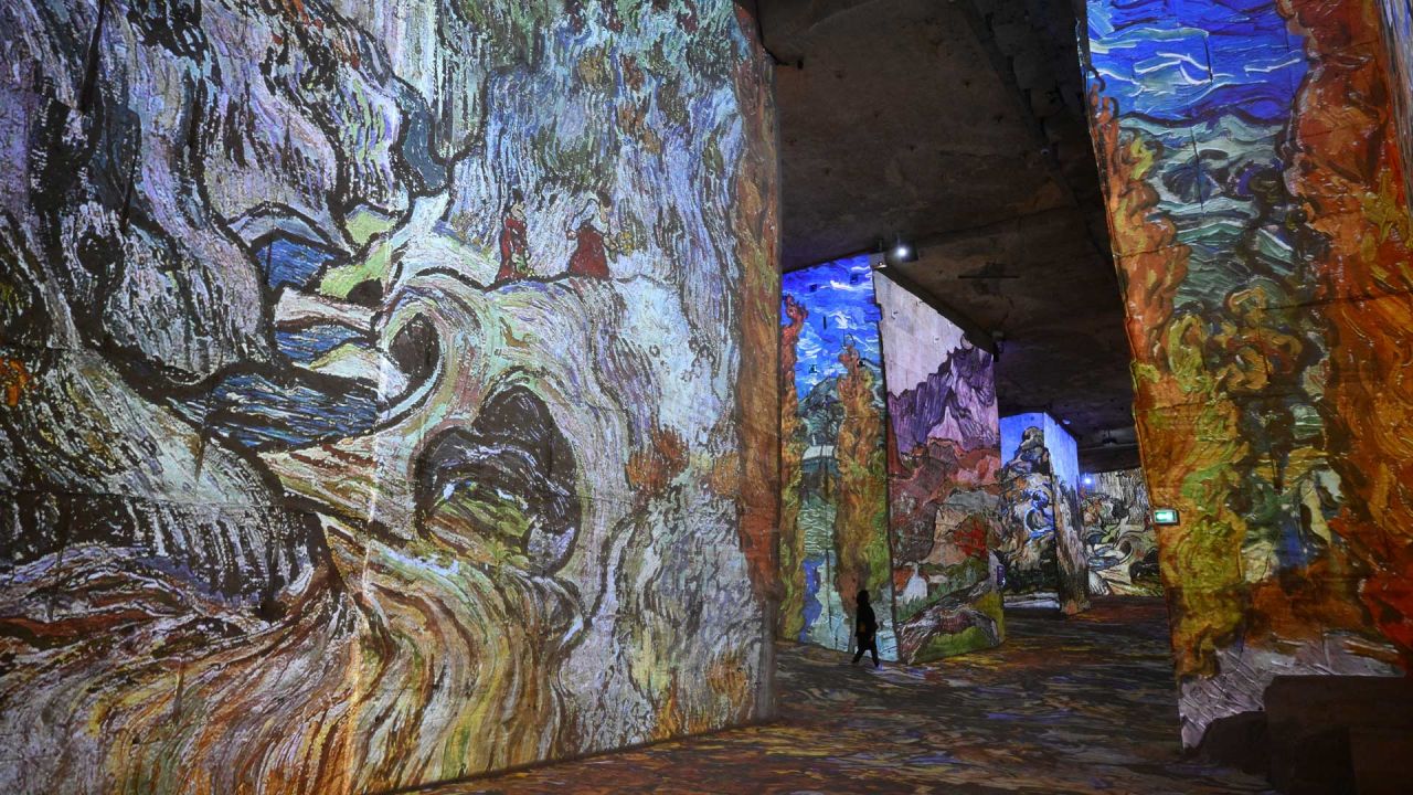 Un visitante recorre la exposición de proyecciones "De Vemeer a Van gogh, Mondrian" durante su inauguración en las Carrieres des Lumieres en Les Baux de Provence, sur de Francia. | Foto:CHRISTOPHE SIMON / AFP