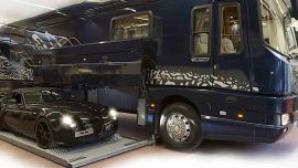 Un Camper de lujo que además ofrece la posibilidad de incluir el auto en su corazón. Casa y garage, dos en uno, para aparcar en el lugar de la fantasías.