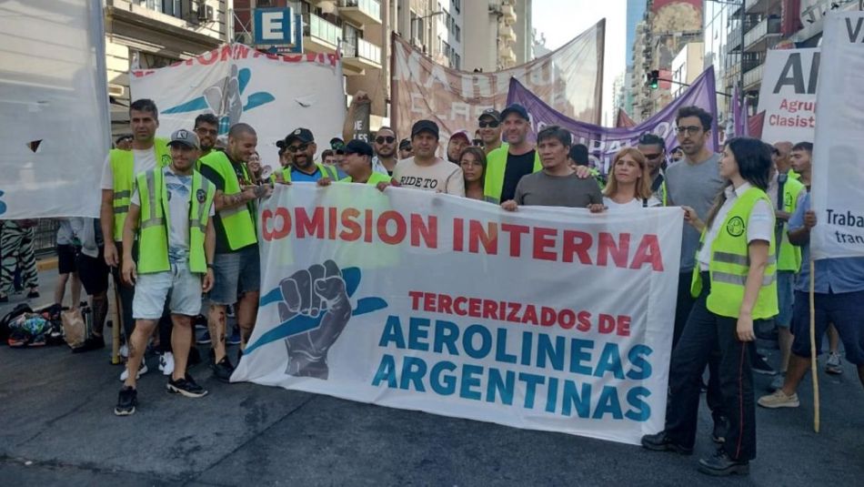 Trabajadores tercerizados de Aerolíneas Argentinas buscan reabrir la paritaria
