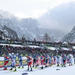 Esquiadores toman la salida de la competición masculina de 30 km de esquíatlón de los Campeonatos del Mundo de Esquí Nórdico de la FIS en Planica, Eslovenia. | Foto:JOE KLAMAR / AFP