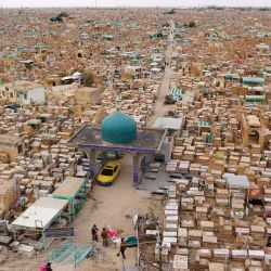 Esta vista aérea muestra el cementerio de Wadi-al-Salam, en la ciudad santa iraquí de Nayaf. - El cementerio de Wadi-al-Salam, a menudo descrito como el más grande del mundo, es testigo mudo de la vida y la muerte a lo largo de 14 siglos. Flores, fotografías y estandartes religiosos honran a muchos de los millones de personas enterradas en las arenas ocres del desierto del "Valle de la Paz", víctimas de la guerra y la enfermedad, los accidentes y la vejez. | Foto:Qassem al-Kaabi / AFP