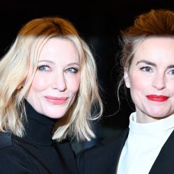 La actriz australiana Cate Blanchett y la actriz alemana Nina Hoss posan en la alfombra roja del estreno de la película "Tár" en el festival de cine Berlinale, en Berlín. | Foto:Tobias Schwarz / AFP