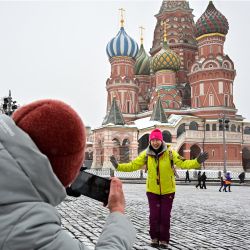 Turistas chinos disfrutan visitando la Plaza Roja en el centro de Moscú, Rusia. - 34 turistas de Guangzhou forman el primer grupo llegado a Moscú desde la pandemia de coronavirus tras la reanudación del turismo de grupo procedente de China. | Foto:YURI KADOBNOV / AFP