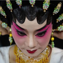 Una actriz se prepara antes de actuar en una ópera china durante las celebraciones del Dios Tou Tei (el Dios de la Tierra) en Macao. | Foto:Eduardo Leal / AFP