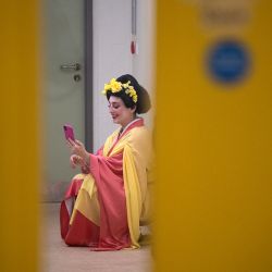 Una miembro de la Ópera de Dnipro, Ucrania, habla por teléfono entre bastidores durante el descanso de una representación de la ópera Madama Butterfly, de Giacomo Puccini, en el teatro Scarborough Spa de Scarborough, al noreste de Inglaterra. | Foto:OLI SCARFF / AFP