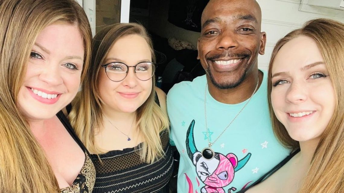 Sale con tres mujeres que lo mantienen "Vivo un sueño hecho realidad