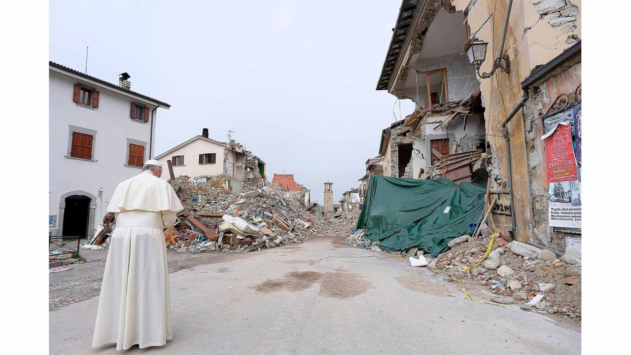 El Papa en una icónica imagen tras un terremoto en Italia en 2016. | Foto:Cedoc.