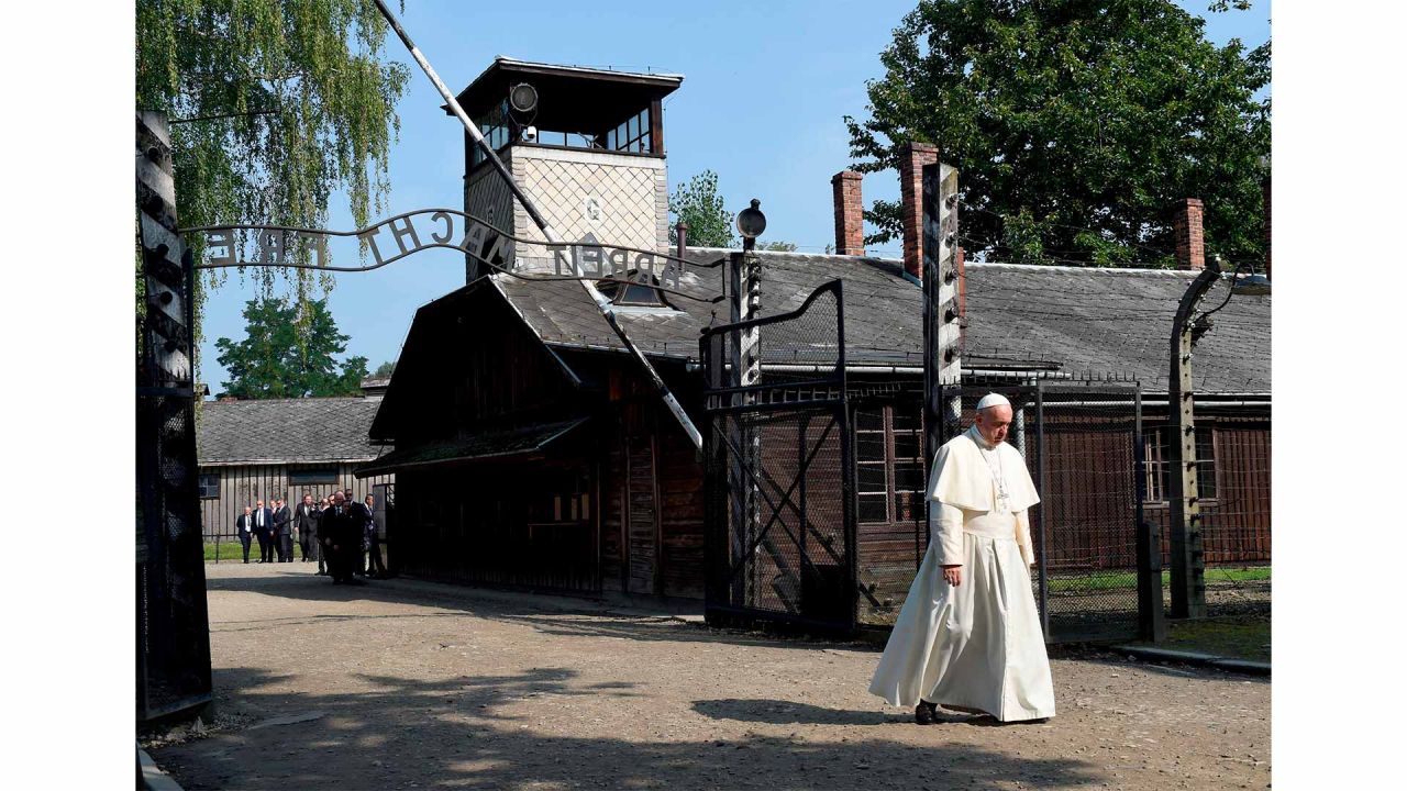 Bergoglio en una recordada visita a Auschwitz. | Foto:Cedoc.