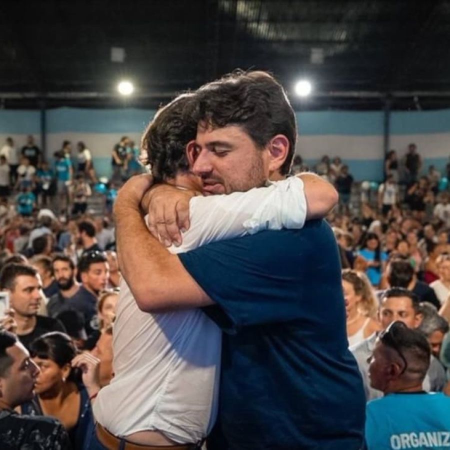 Abrazado con Kicillof, Grabois presentó su libro y apuntó a Alberto: 