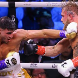 La estrella británica de telerrealidad Tommy Fury lucha contra el YouTuber estadounidense Jake Paul durante un combate de boxeo celebrado en Diriyah en Riad, Arabia Saudí. | Foto:Fayez Nureldine / AFP