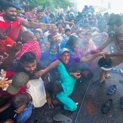 La policía dispara gases lacrimógenos para dispersar a activistas del partido opositor Poder Popular Nacional (NPP) durante una protesta en Colombo, Sri Lanka. | Foto:ISHARA S. KODIKARA / AFP