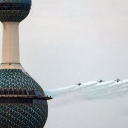 Pilotos del equipo acrobático Hawks de la Real Fuerza Aérea Saudí actúan durante un espectáculo en Ciudad de Kuwait, cuando el estado del Golfo celebra su 62º Día de la Independencia y el 32º aniversario del final de la guerra del Golfo con la liberación de Kuwait de la ocupación iraquí. | Foto:YASSER AL-ZAYYAT / AFP