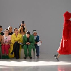 Una modelo presenta una creación para MSGM durante las Colecciones de Mujer Otoño-Invierno 2023-2024 como parte de la Semana de la Moda de Milán. | Foto:MARCO BERTORELLO / AFP