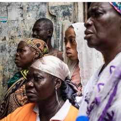 Varias personas observan el recuento de votos en un colegio electoral de Alimosho, Lagos, durante las elecciones presidenciales y generales de Nigeria. | Foto:JOHN WESSELS / AFP