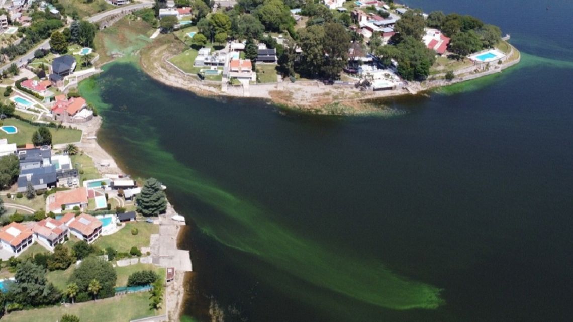 Villa Carlos Paz denuncia contaminación del emblema del lago San Roque