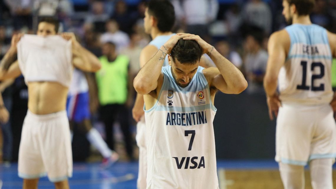 Argentina's Facundo Campazzo (C) and teammates react after their loss against the Dominican Republic during their FIBA Basketball World Cup 2023 Americas qualifiers match at the Islas Malvinas stadium in Mar del Plata, Buenos Aires province, on February 26, 2023. 
