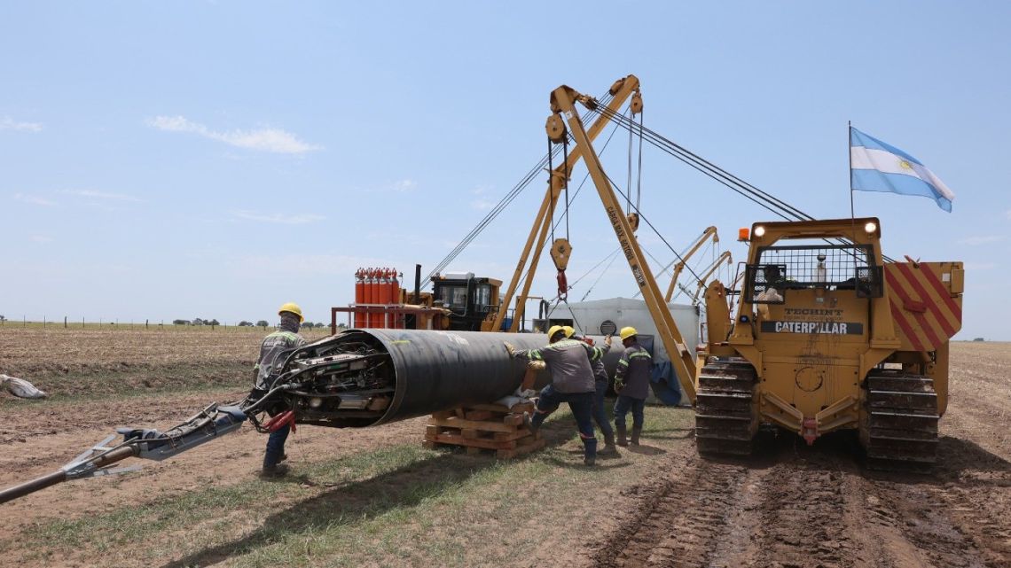 Workers assemble the Néstor Kirchner Pipeline in Doblas, La Pampa Province.