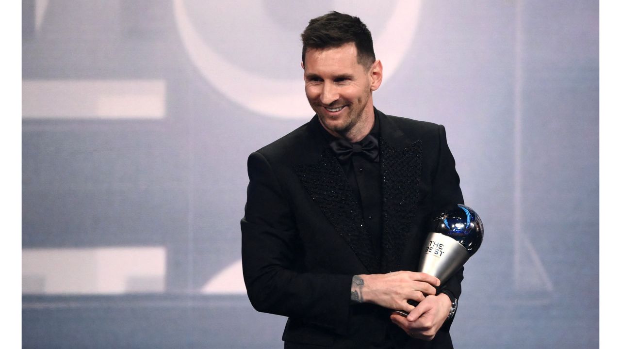 Lionel Messi posa en el escenario tras recibir el premio al Mejor Futbolista de la FIFA 2022 en París. | Foto:FRANCK FIFE / AFP