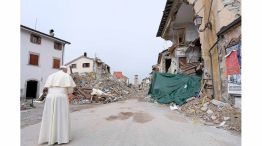 El Papa en una icónica imagen tras un terremoto en Italia en 2016. 