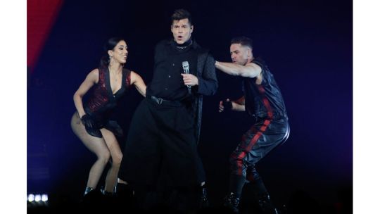El cantante puertorriqueño Ricky Martin actúa en el escenario durante un concierto en el Movistar Arena de Bogotá, Colombia.