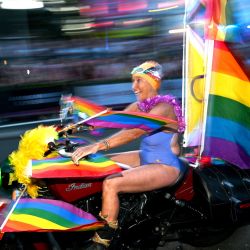 La gente participa en el 45º Desfile de Mardi Gras Gay y Lésbico de Sídney en Sídney, Australia. | Foto:SAEED KHAN / AFP
