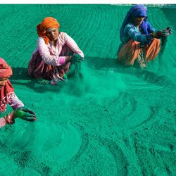 Trabajadores se preparan para secar el "Gulal" o polvo de colores popularmente utilizado durante el festival hindú de primavera de Holi, antes del proceso de envasado en un taller en Mathura, India. | Foto:AFP