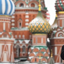 Un hombre habla por teléfono caminando por la Plaza Roja frente a la Catedral de San Basilio en el centro de Moscú, Rusia. | Foto:ALEXANDER NEMENOV / AFP
