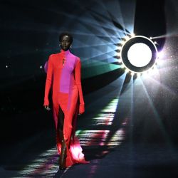 Una modelo presenta una creación para Fendi durante las Colecciones Otoño-Invierno 2023-2024 de Mujer y Hombre como parte de la Semana de la Moda de Milán. | Foto:MIGUEL MEDINA / AFP