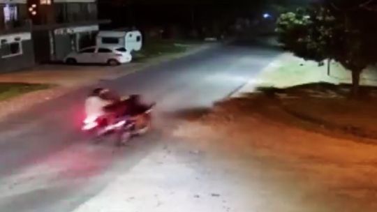 Video: motochorros mataron a un hombre de un disparo frente a su novia para robarle la moto