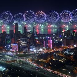 Fuegos artificiales iluminan el cielo durante un espectáculo en la ciudad de Kuwait cuando el estado del Golfo celebra su 62º Día de la Independencia y el 32º aniversario del final de la guerra del Golfo con la liberación de Kuwait de la ocupación iraquí. | Foto:YASSER AL-ZAYYAT / AFP