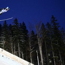 La austriaca Eva Pinkelnig compite en la prueba HS100 de Salto de Esquí en Colina Normal por Equipos Mixtos de los Campeonatos del Mundo de Esquí Nórdico de la FIS en Planica, Eslovenia. | Foto:Jure Makovec / AFP