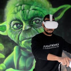 Un hombre utiliza un casco de realidad virtual (RV) frente a un grafiti que representa al personaje Yoda de la saga Star Wars, el día de la inauguración de la exposición "Fuenlabrada Friki. Universo Star Wars" en Fuenlabrada, a 20 km de Madrid, España. | Foto:OSCAR DEL POZO / AFP