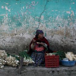 Una mujer y su hija venden cebollas en una calle de Nebaj, Guatemala, en el Día Nacional por la Dignidad de las Víctimas del Conflicto Armado Interno en Guatemala que conmemora el 24 aniversario de la publicación del informe de la Comisión de la Verdad. | Foto:JOHAN ORDONEZ / AFP