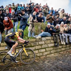 El ciclista holandés Dylan Van Baarle, compite en la 78ª edición de la carrera ciclista masculina de un día Omloop Het Nieuwsblad, 207,3 km de Gante a Ninove, en Bélgica. | Foto:JASPER JACOBS / Belga / AFP