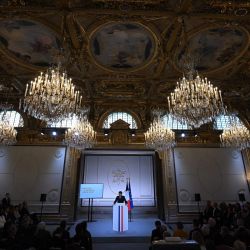 El presidente francés, Emmanuel Macron, pronuncia un discurso para presentar la estrategia renovada de Francia para África antes de su visita a África Central, en el Palacio del Elíseo de París. | Foto:Stefano Rellandini / POOL / AFP