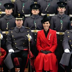 El príncipe británico Guillermo, príncipe de Gales, y la princesa británica Catalina, princesa de Gales, se sientan para una foto oficial durante una visita al 1er Batallón de Guardias Galeses para el desfile del Día de San David en el cuartel de Combermere en Windsor, al oeste de Londres. | Foto:Alastair Grant / POOL / AFP