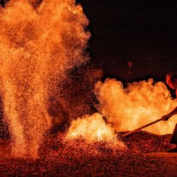 Esta foto muestra a un hombre realizando una representación con fuego en medio de un espectáculo arraigado en antiguas tradiciones para ahuyentar la mala suerte y atraer la buena fortuna en el condado de Pan'An, en la provincia oriental china de Zhejiang. | Foto:AFP