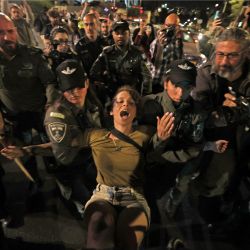 Fuerzas de seguridad israelíes detienen a un manifestante durante una manifestación contra el polémico proyecto de reforma de la justicia del gobierno israelí, cerca de la residencia del primer ministro en Jerusalén. | Foto:AHMAD GHARABLI / AFP