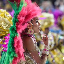 Imagen de una mujer participando en el desfile de carnaval, en Río de Janeiro, Brasil. | Foto:Xinhua/Wang Tiancong