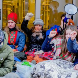 La activista climática sueca Greta Thunberg aparece entre los activistas durante una acción llevada a cabo en Oslo, en protesta contra los aerogeneradores construidos en tierras tradicionalmente utilizadas para el pastoreo de renos. | Foto:Javad Parsa / NTB / AFP
