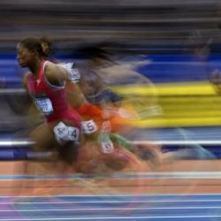 La británica Dina Asher-Smith corre hacia la victoria en la segunda eliminatoria de los 60 metros lisos femeninos durante la Final del Circuito Mundial de Atletismo en Pista Cubierta 2023 en el Utilita Arena de Birmingham. | Foto:Ben Stansall / AFP
