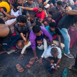 La policía dispara gases lacrimógenos para dispersar a activistas del partido opositor Poder Popular Nacional (NPP) durante una protesta en Colombo, Sri Lanka. | Foto:ISHARA S. KODIKARA / AFP