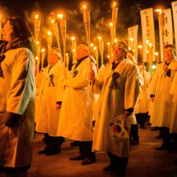 Los participantes visten trajes tradicionales mientras sostienen antorchas de fuego, mientras marchan para celebrar el aniversario del Movimiento por la Independencia en Cheonan, 90 kilómetros al sur de Seúl, Corea Del Sur. | Foto:ANTHONY WALLACE / AFP