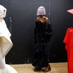 Modelos se preparan en el backstage antes de presentar creaciones de la colección IFM Master of Arts Womenswear Otoño-Invierno 2023-2024 durante la Semana de la Moda de París en París. | Foto:GEOFFROY VAN DER HASSELT / AFP